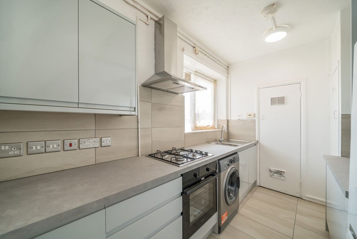 Flat 18, Sheppard House, Tulse Hill, London photo 4