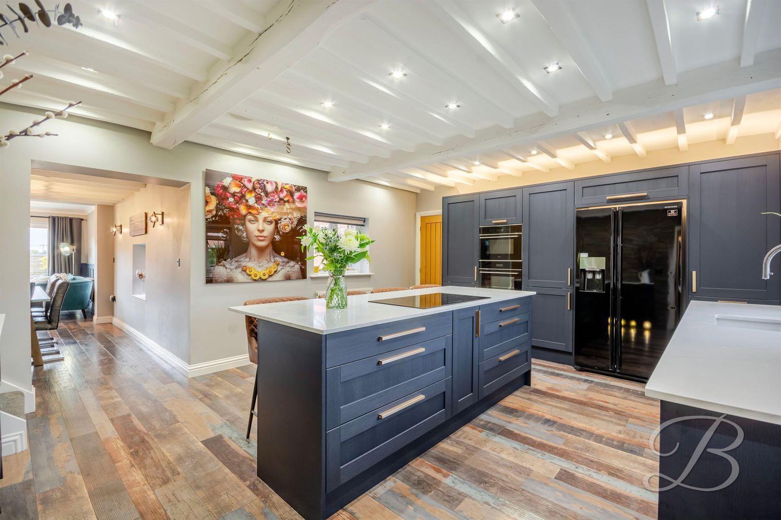 6 bedroom detached house for sale 0