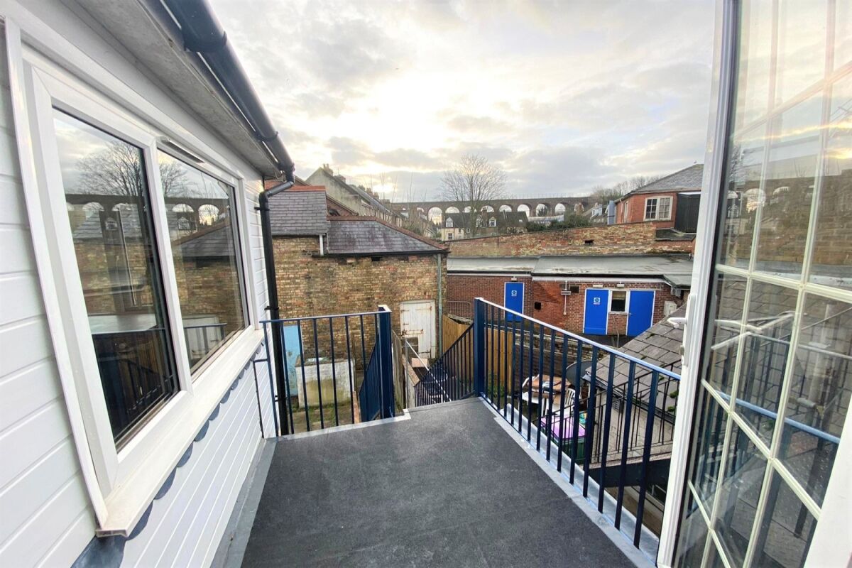 2 bed flat for sale in Black Bull Road, Folkestone CT19 Zoopla