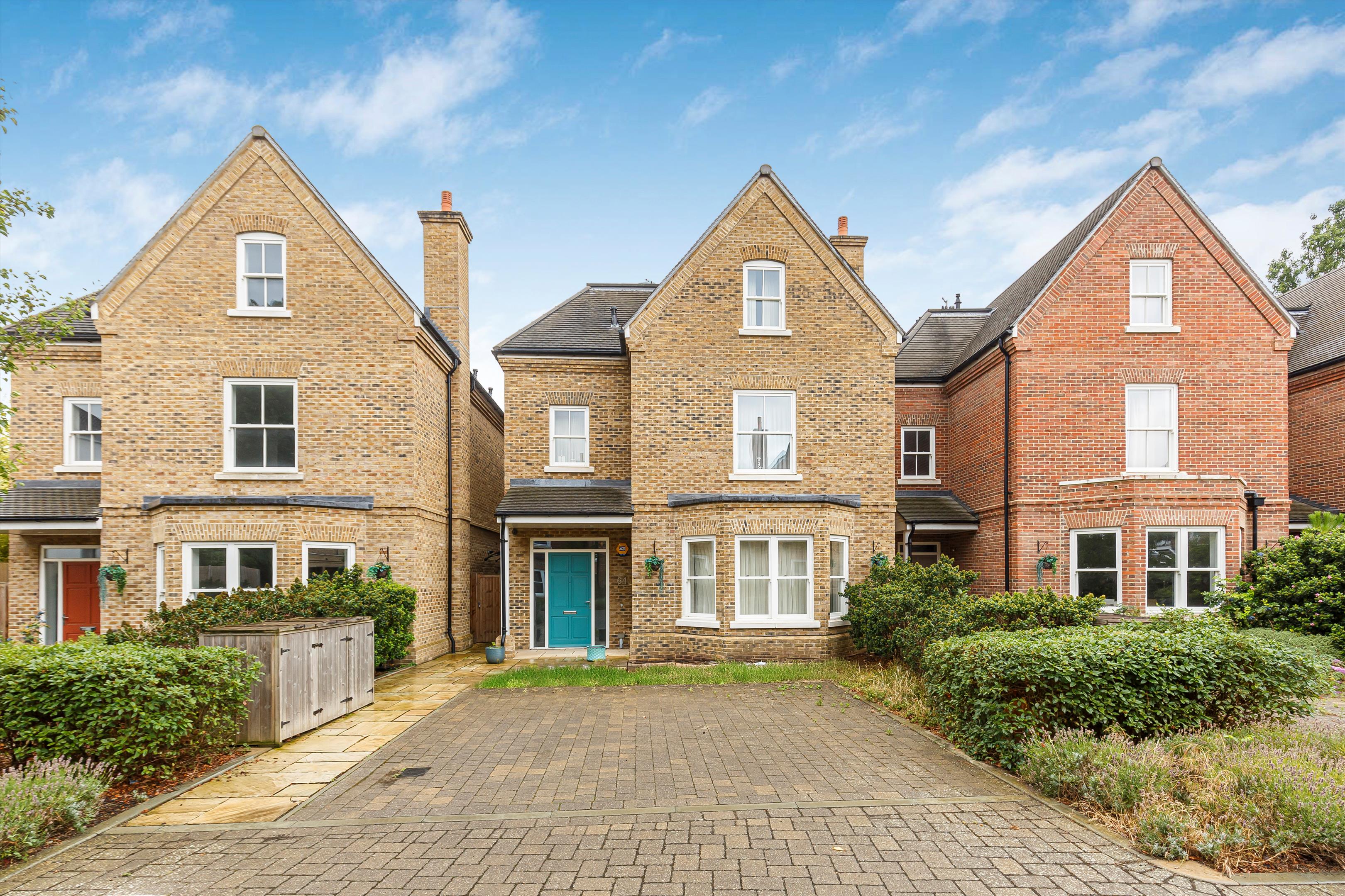 6 bedroom detached house for sale