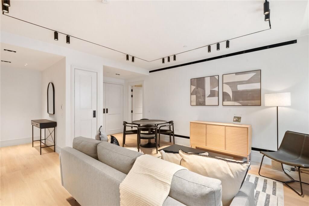 28 Moorhen Drive, London photo 3