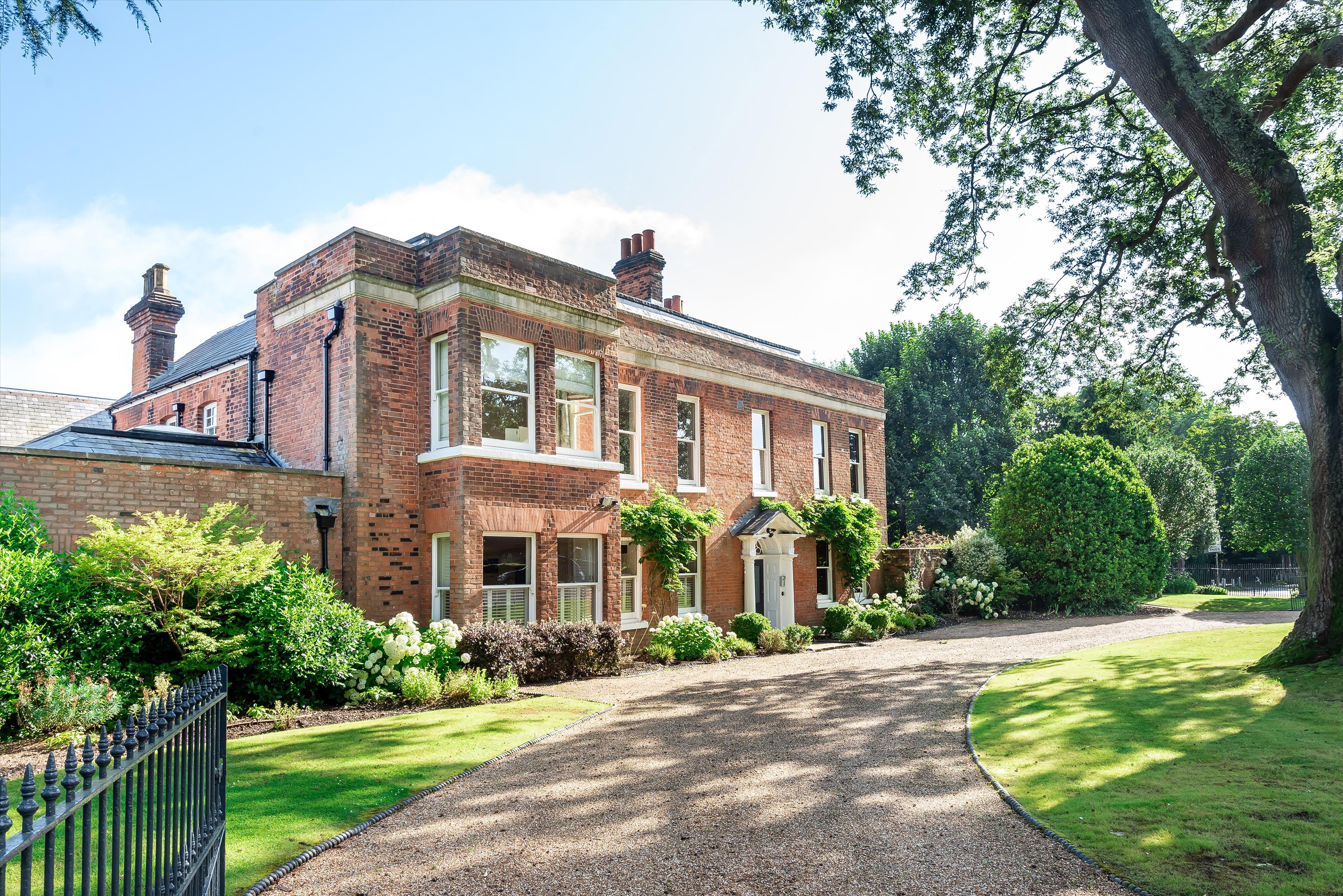 6 bedroom link-detached house for sale 0