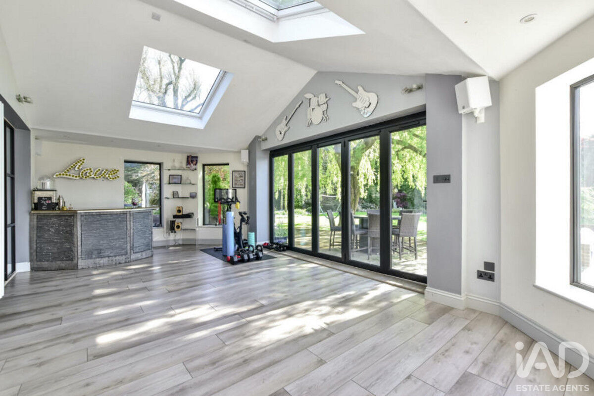 5 bedroom detached house for sale 0