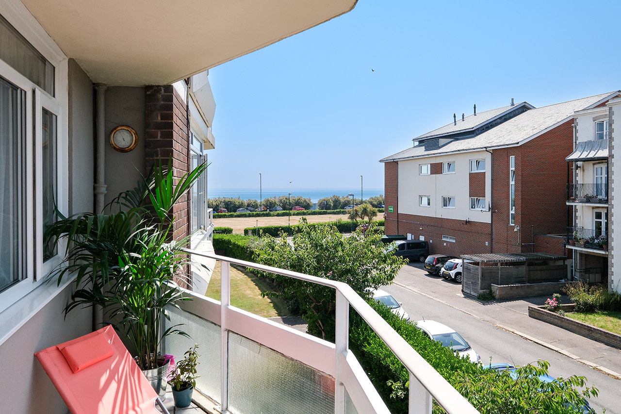 6 Marine Park, Nyewood Lane, Aldwick, Bognor Regis, West Sussex photo 3