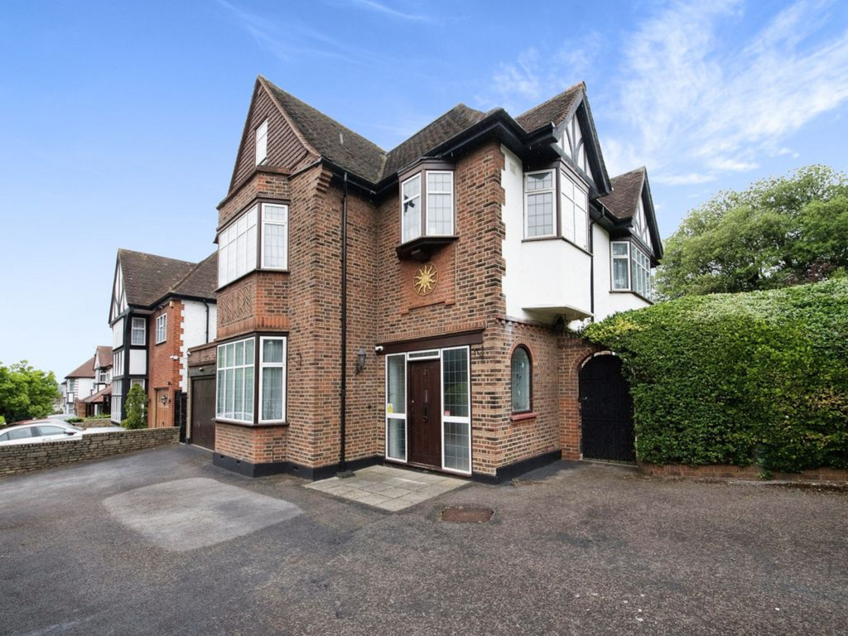 6 bedroom detached house for sale 0