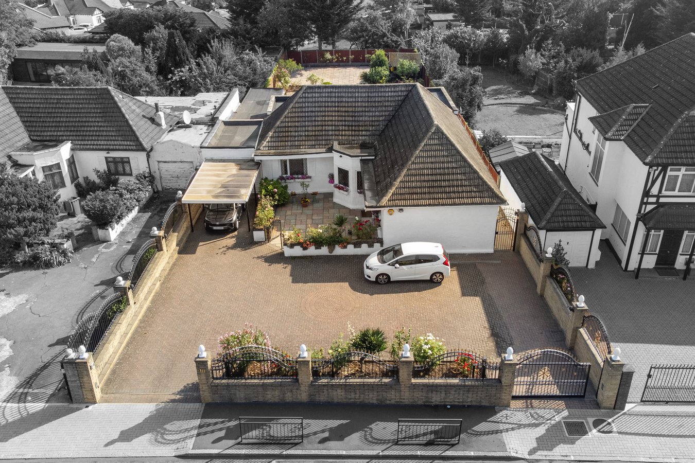 3 bedroom detached house for sale in Guildford