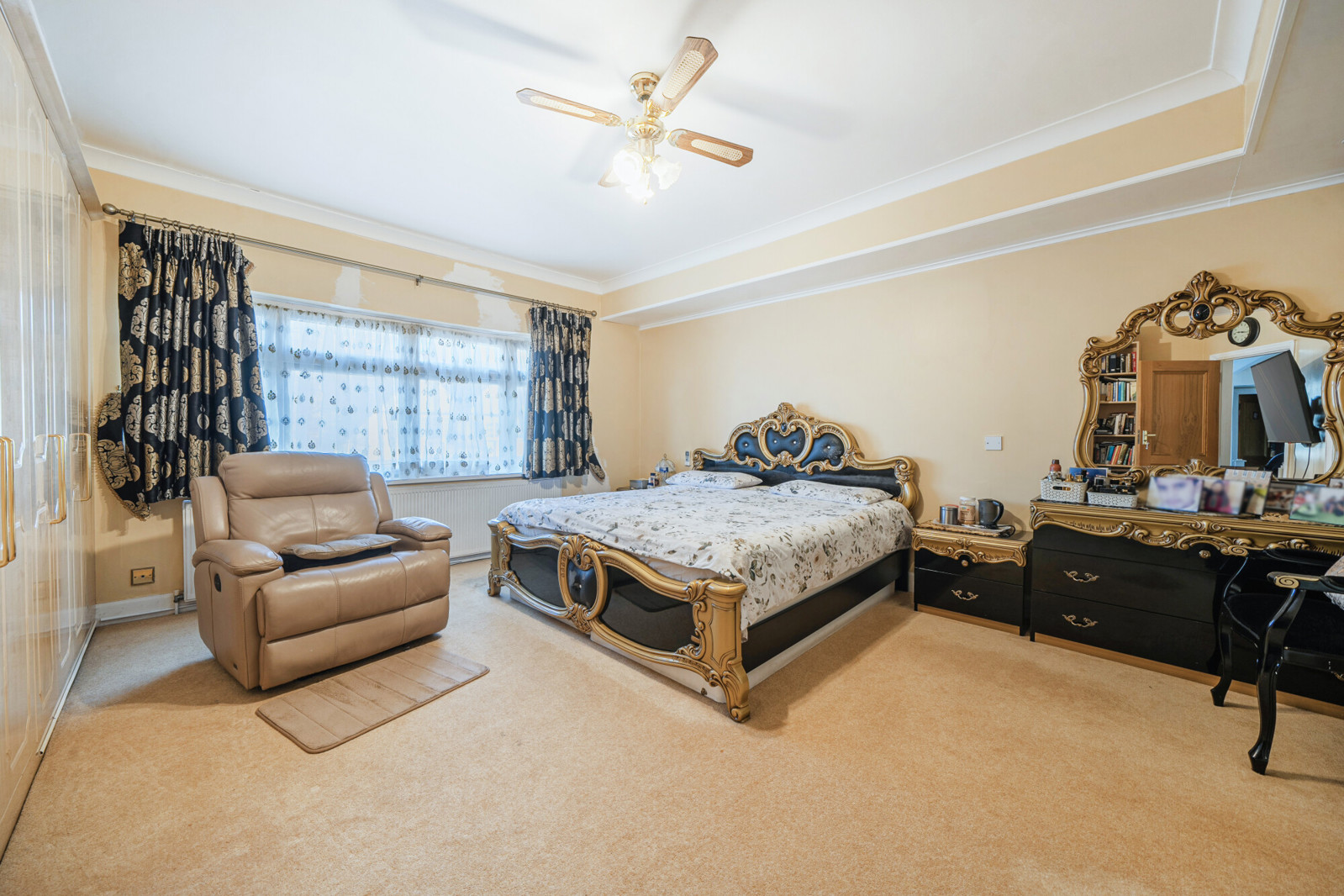 5 bedroom detached house for sale 0