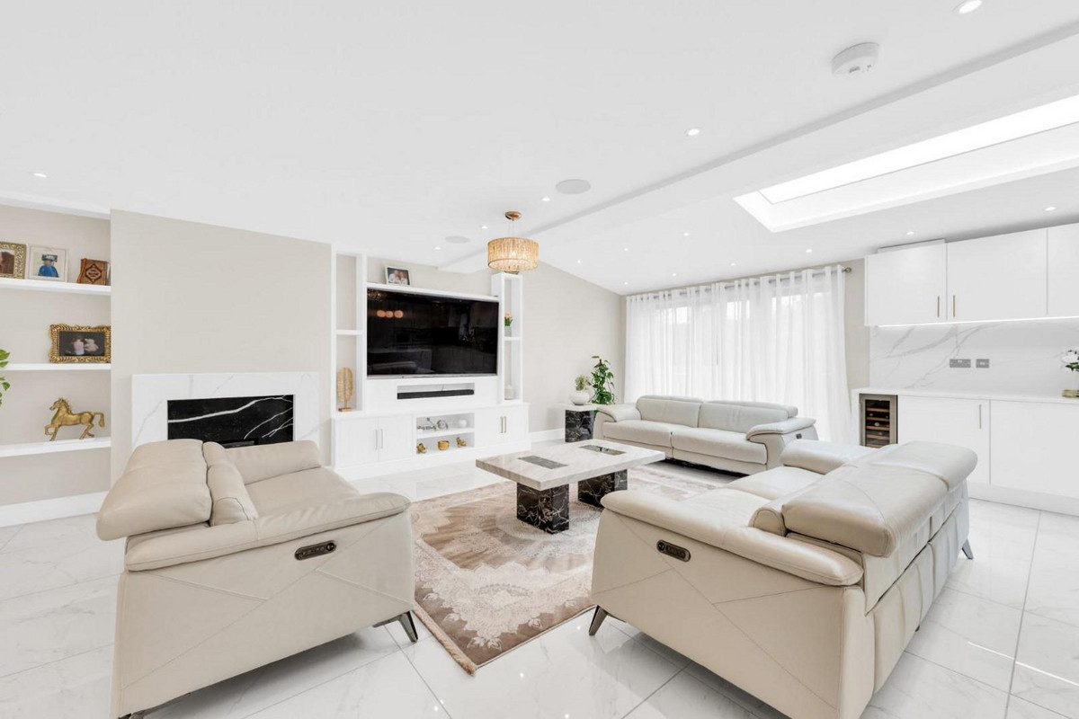 5 bedroom semi-detached house for sale 0