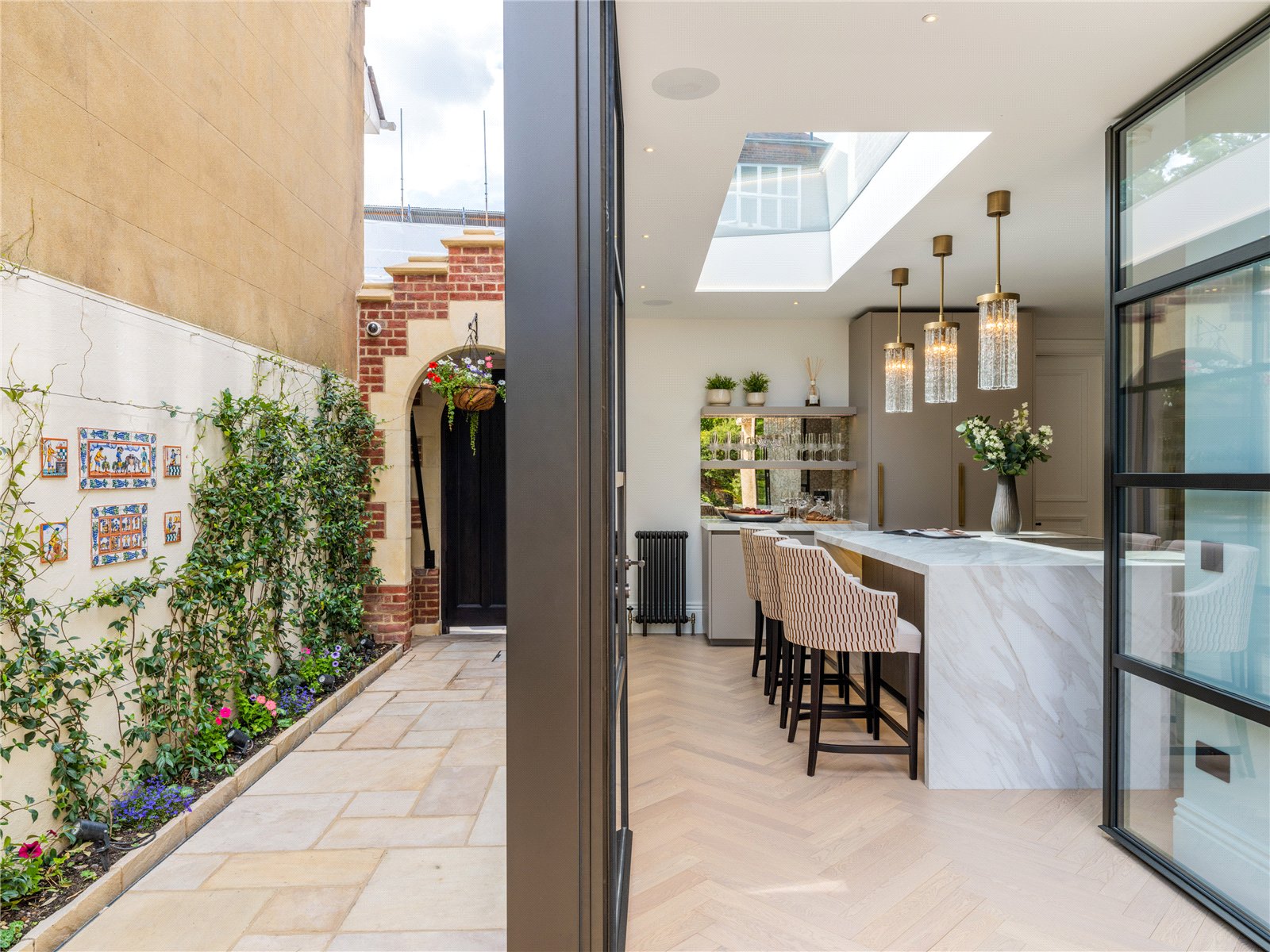 6 bedroom detached house for sale 0