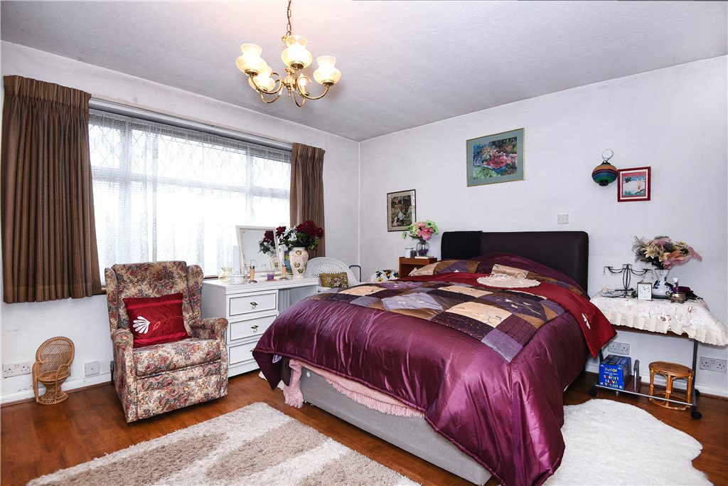 Free property report 2 The Circuits, Pinner, HA5 2BD Chimnie