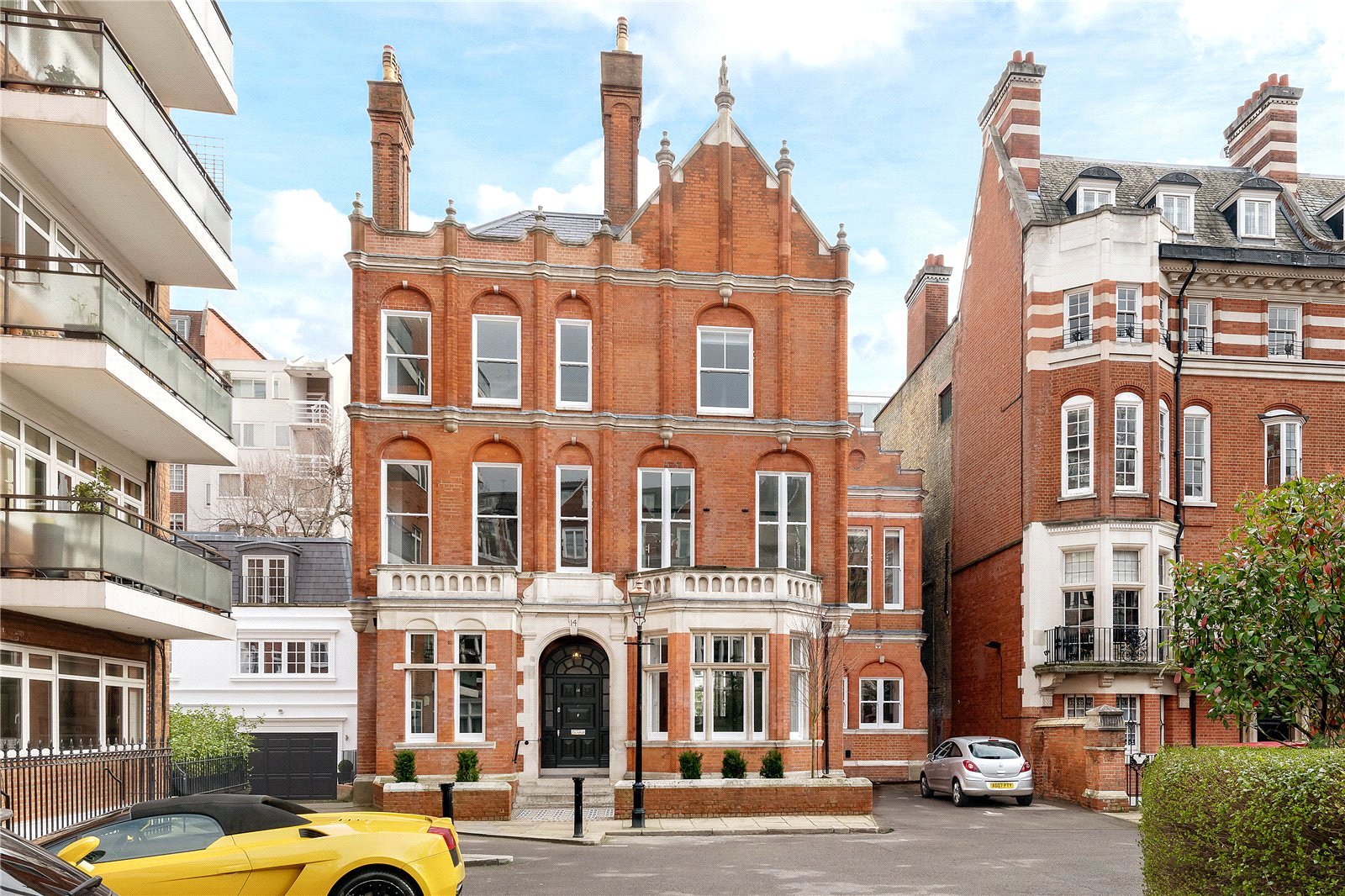 3 bedroom flat for sale in London