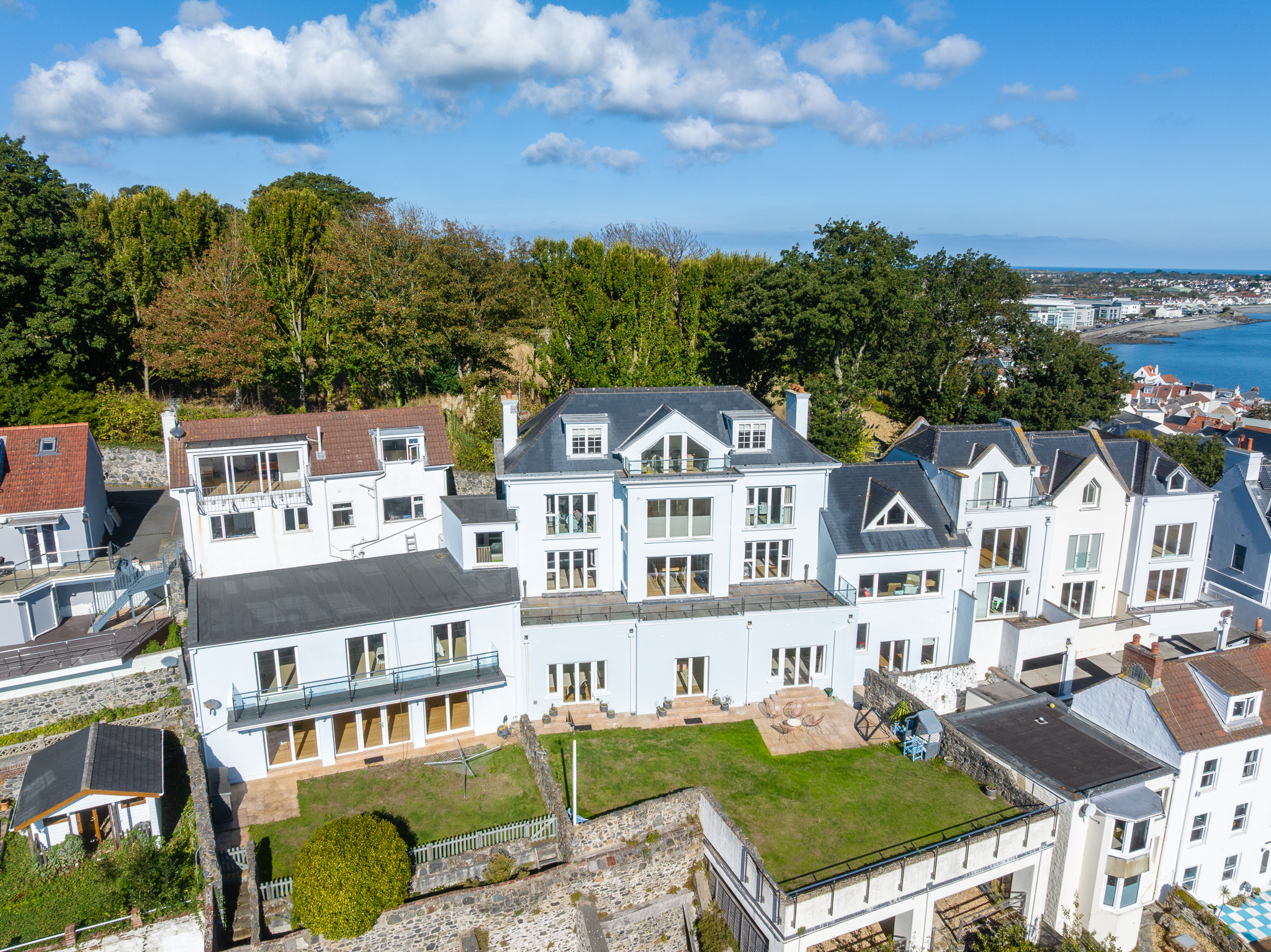 8 bedroom detached house for sale 0