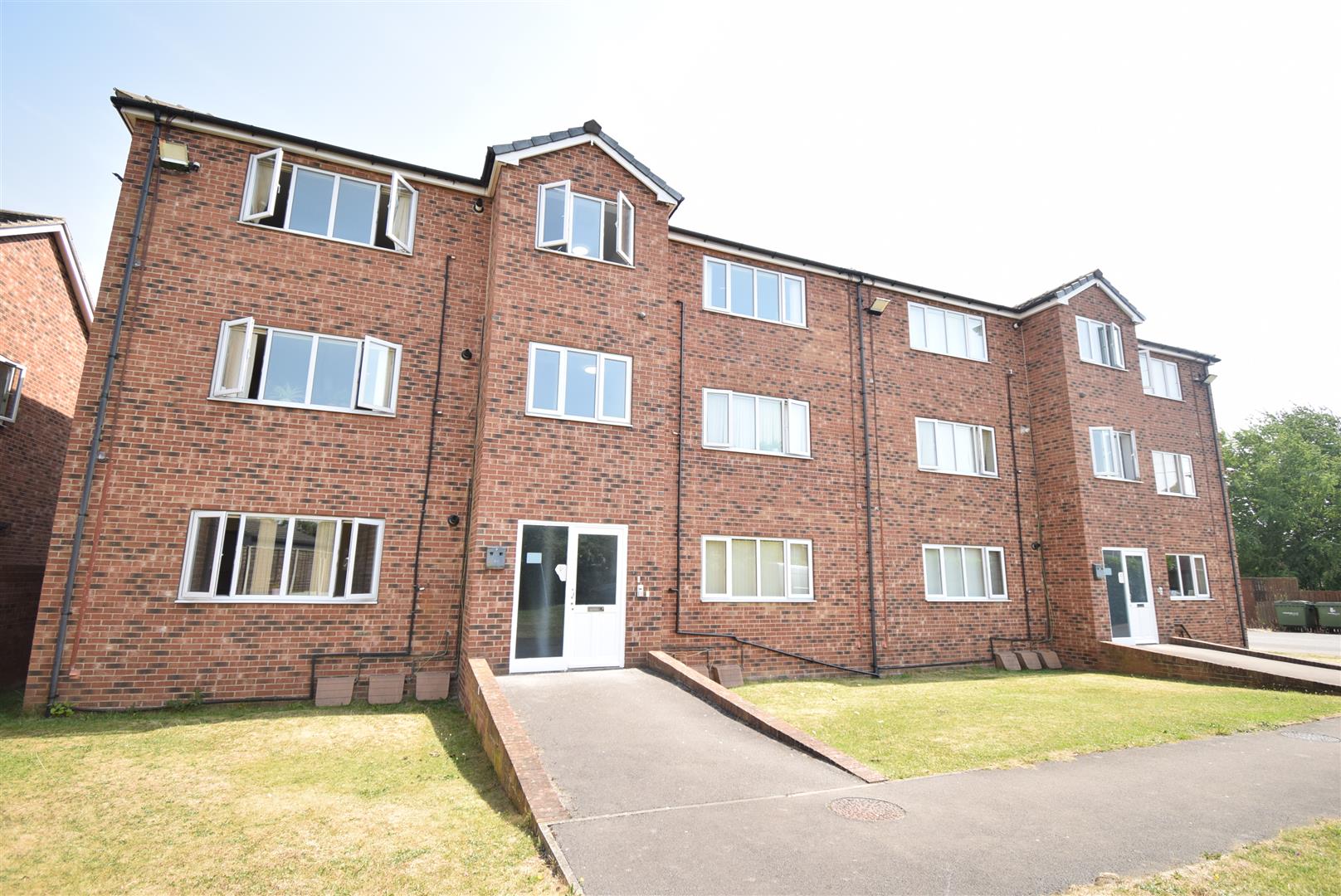 Flat 4, Park View, Gorton Street, Pontefract photo 2