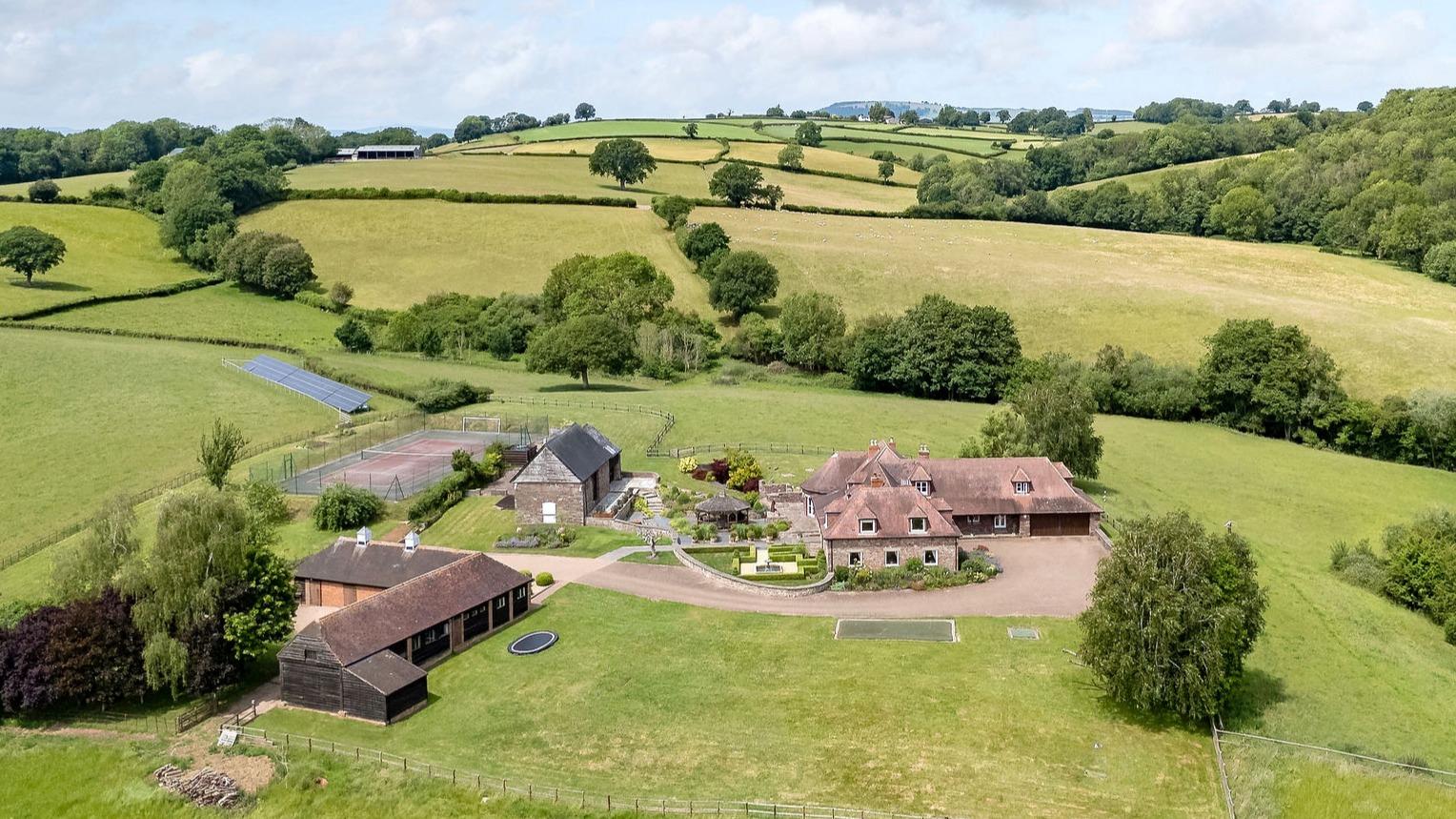 6 bedroom detached house for sale 0