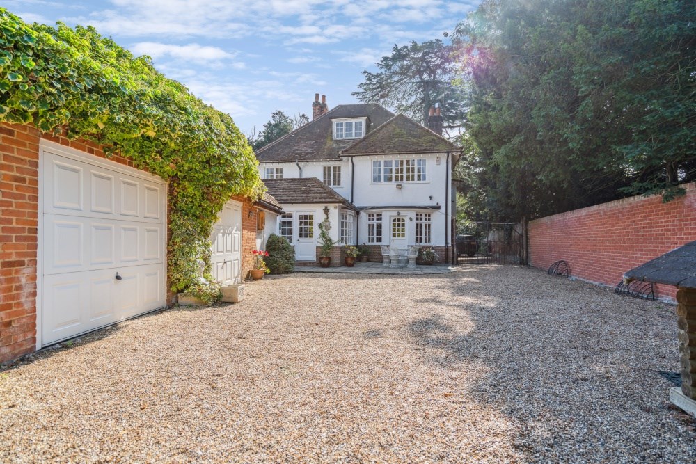 4 Bedroom Detached House For Sale - MillionPlus.com The Luxury Marketplace