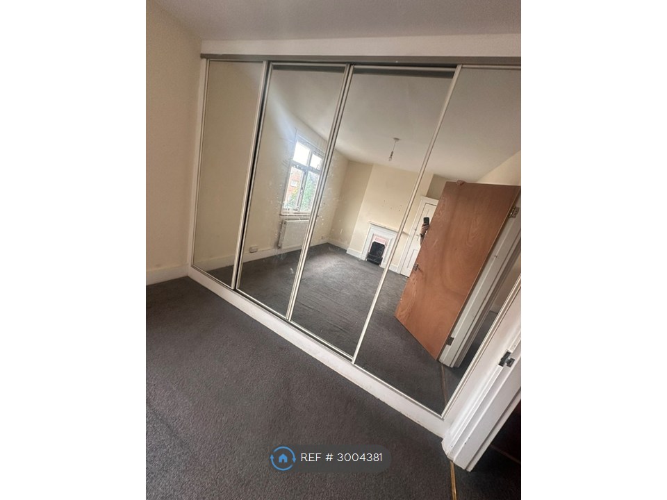 3-bed terraced on Oak Road, Erith, £2,037/mo