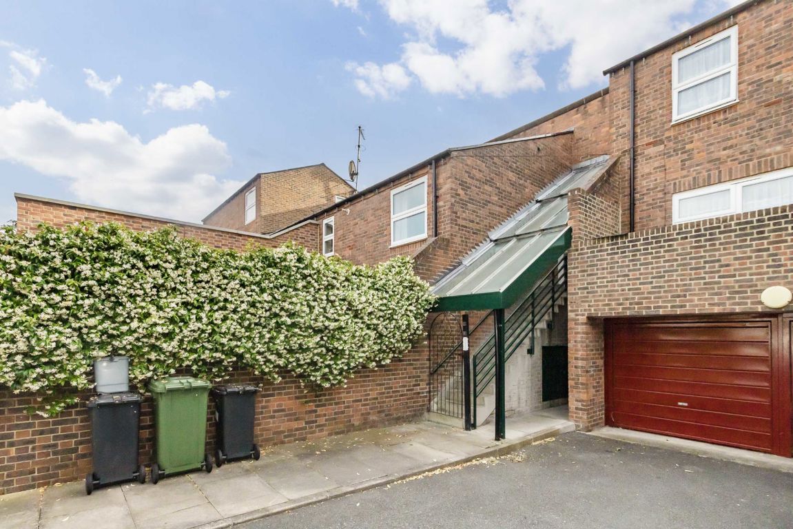 18, Firs Close, London photo 4