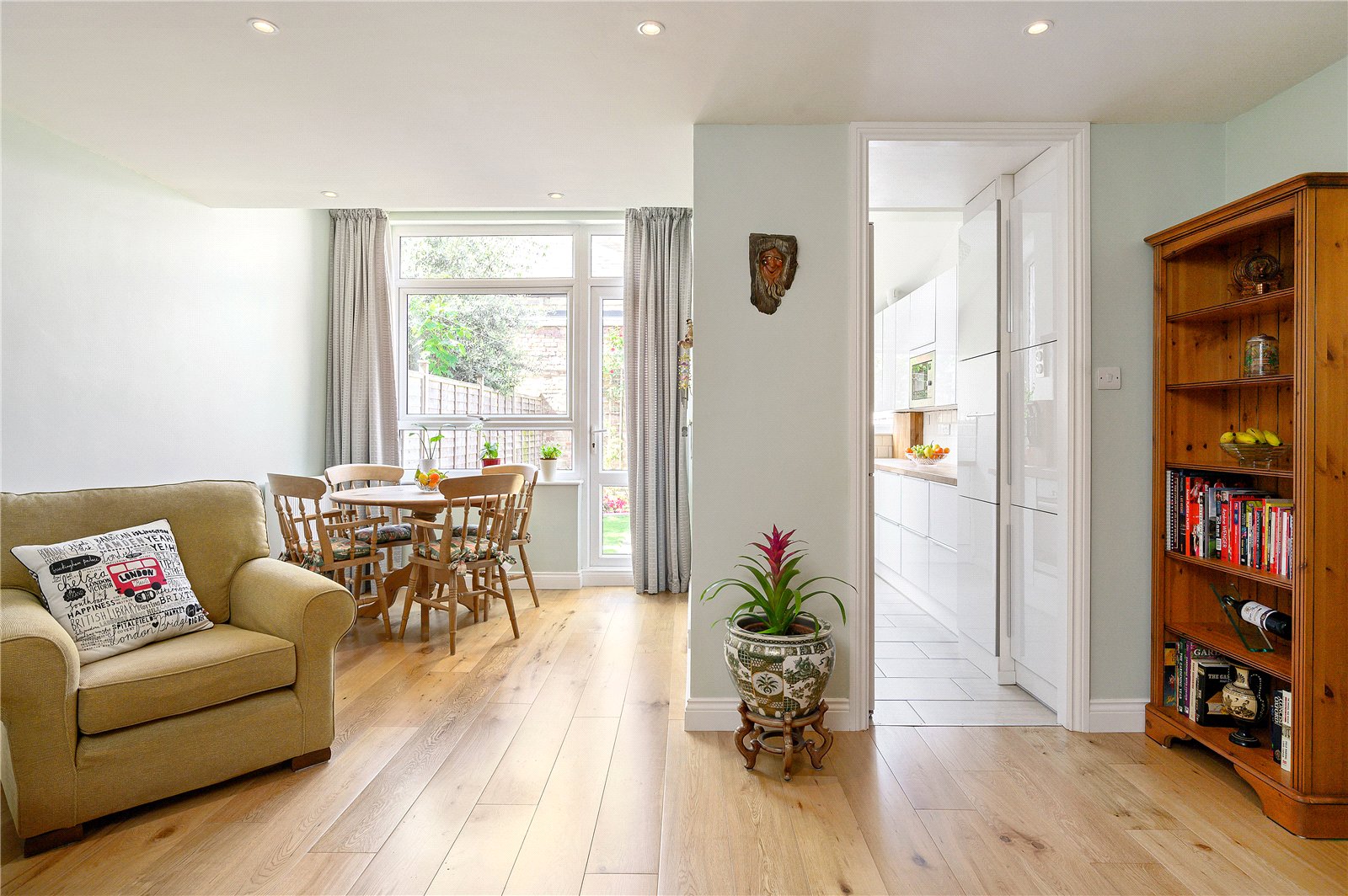 2 bedroom flat for sale 0