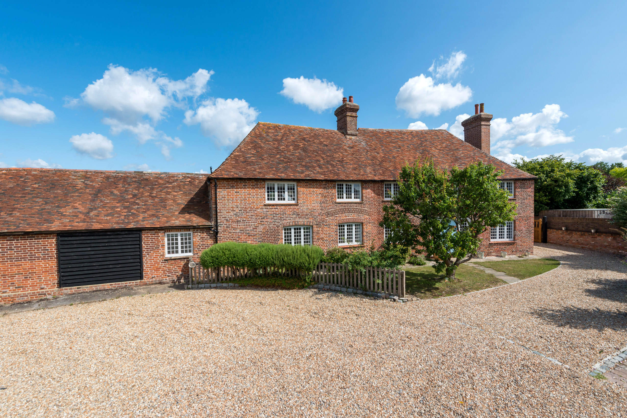 3 bedroom detached house for sale in Guildford