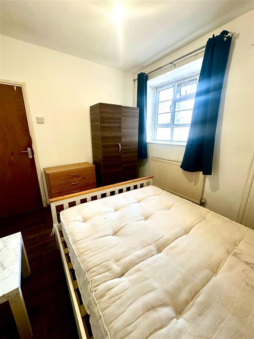 Room 1 Flat 23, Birchdown House, London photo 3