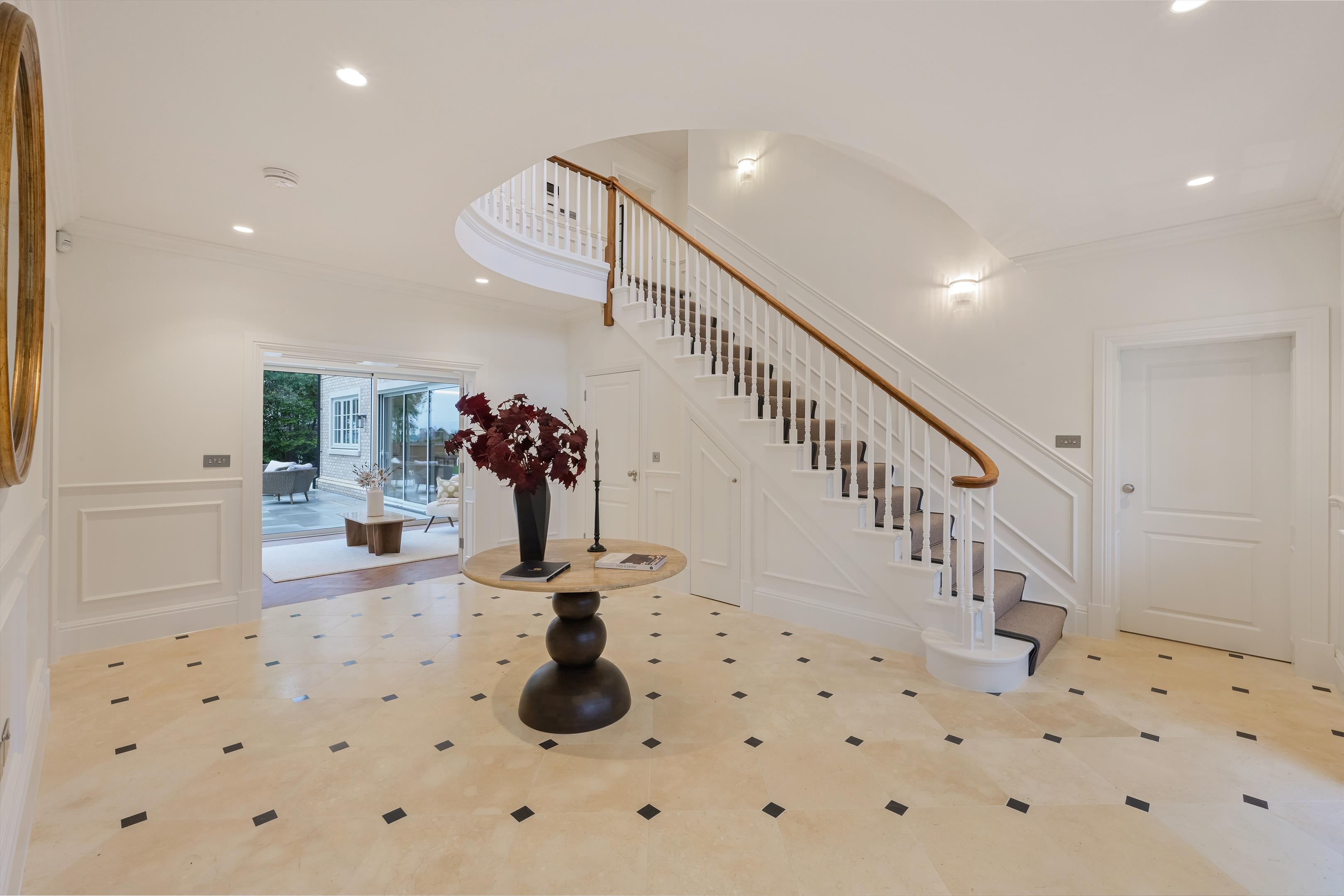 6 bedroom detached house for sale 0