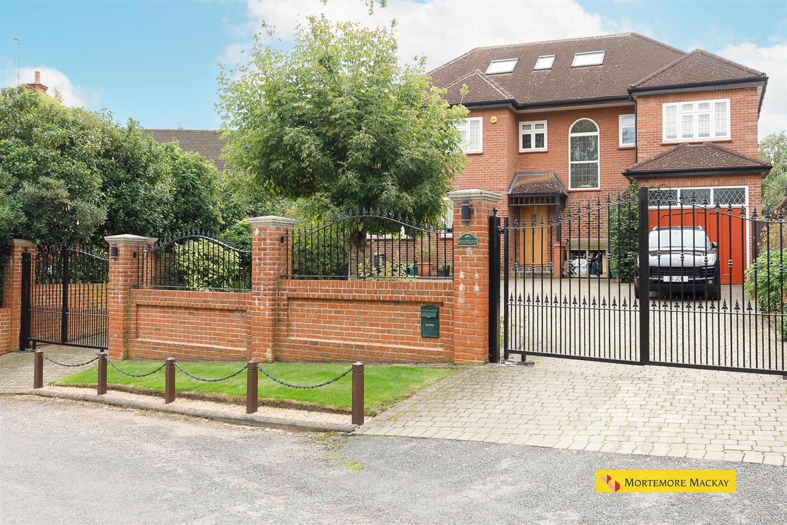 6 bedroom detached house for sale 0