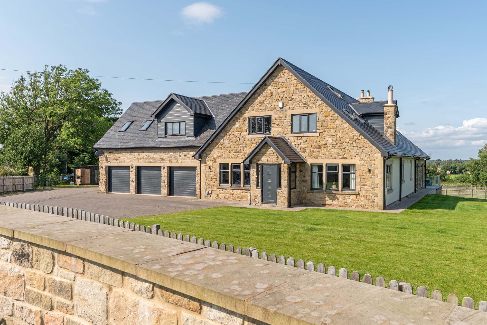 5 bedroom detached house for sale 0