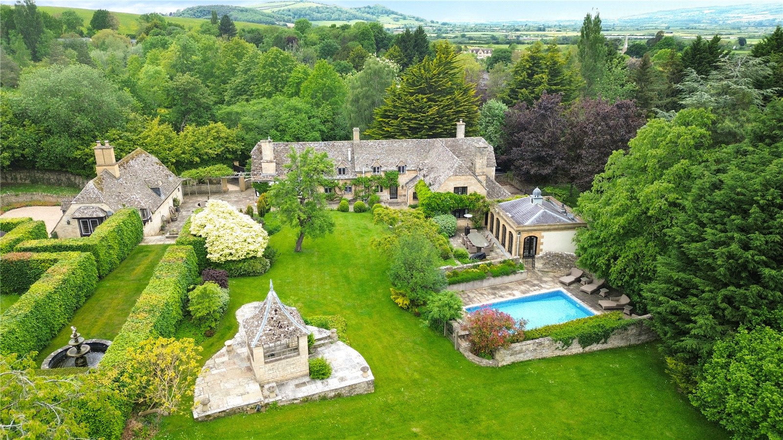 6 bedroom detached house for sale 0