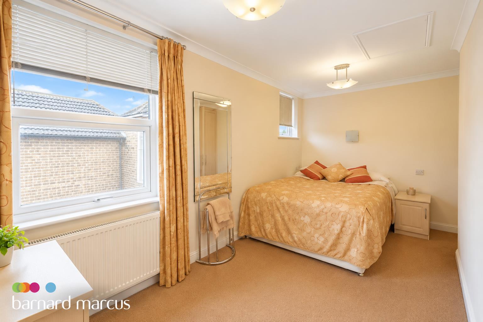 Richmond Crescent, STAINES-UPON-THAMES photo 5