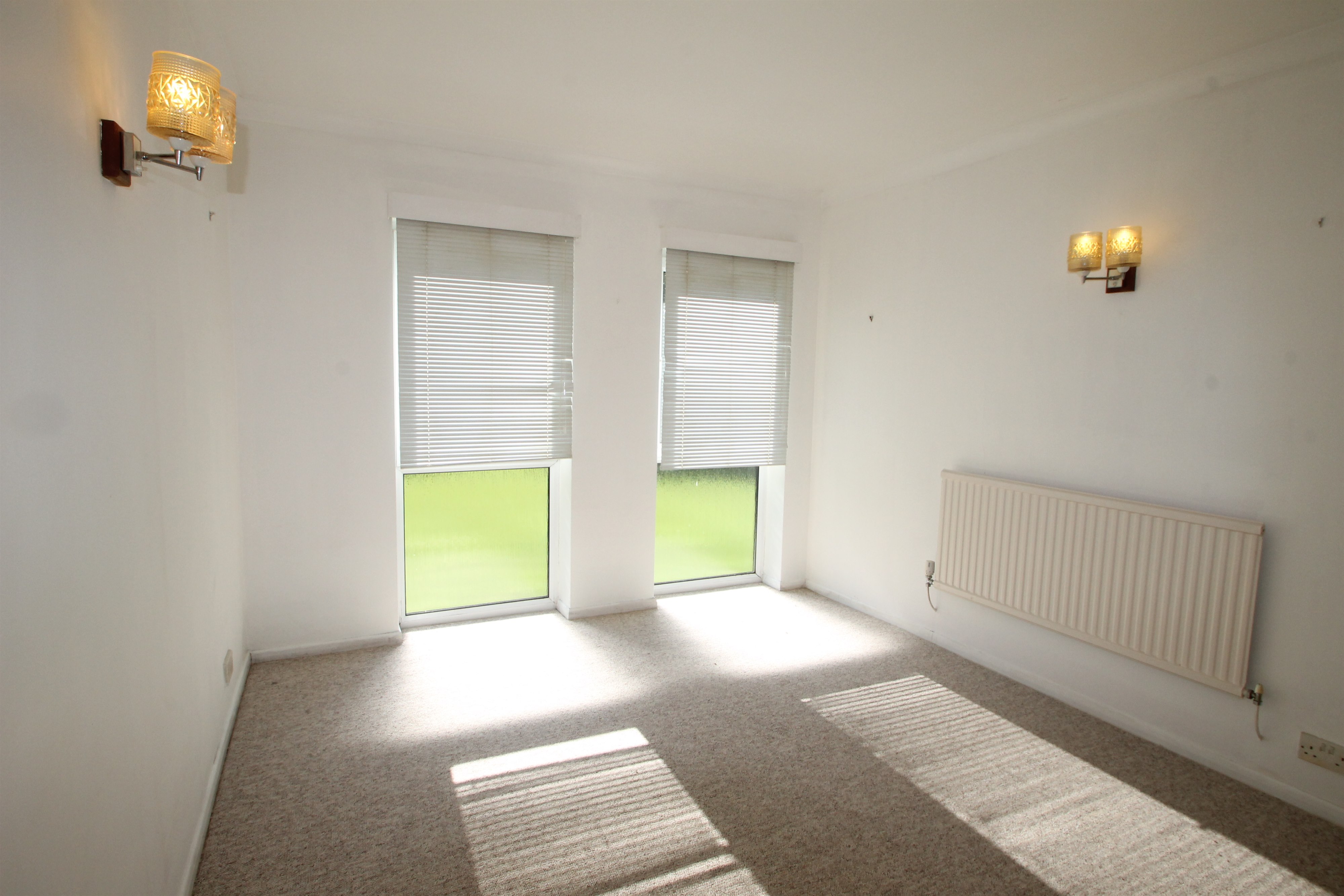 2 Bedrooms Flat to rent in Eversleigh Court High Path, Midhurst GU29