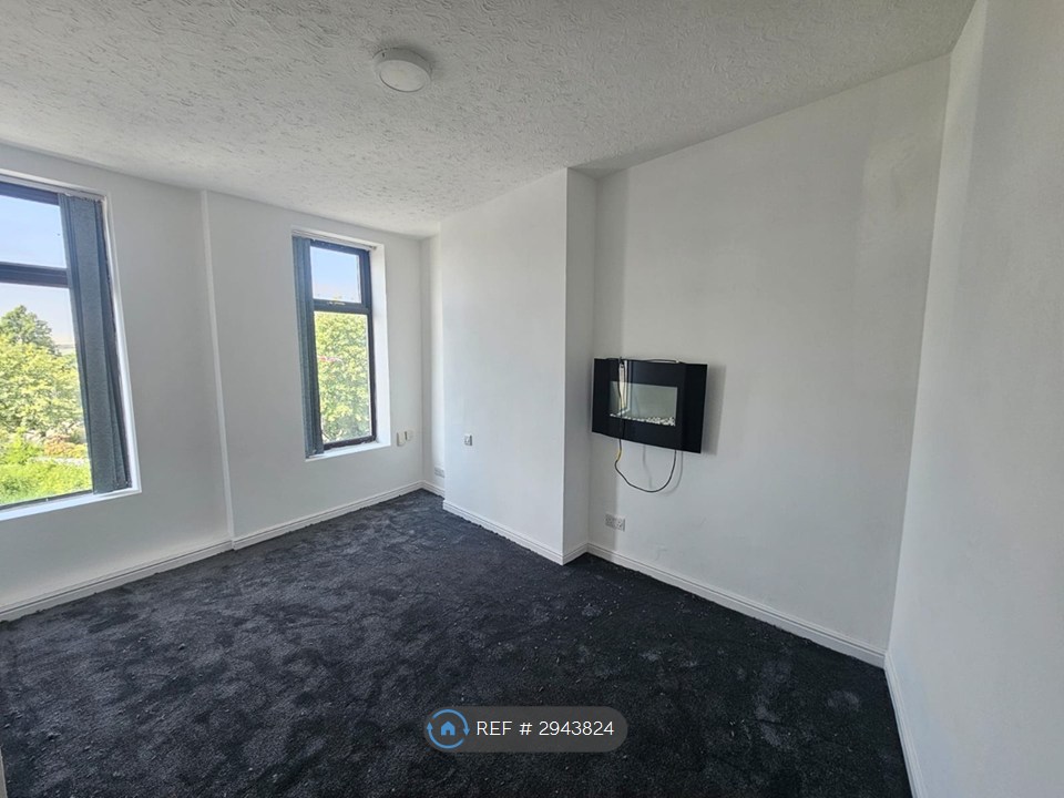 Flat, Kirkhall Lane, Leigh photo 5