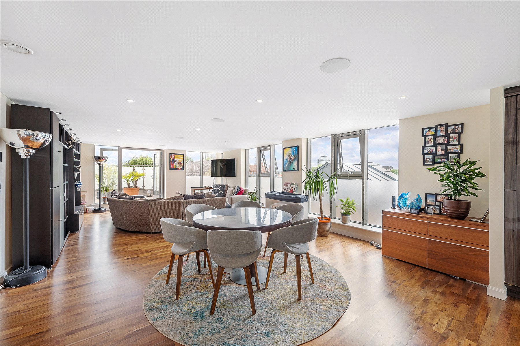 4 bedroom flat for sale 0