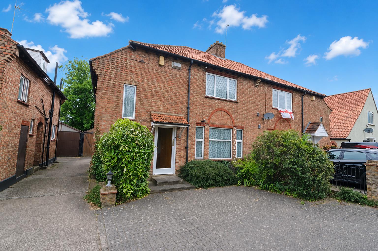 32, Hatch Lane, West Drayton photo 2