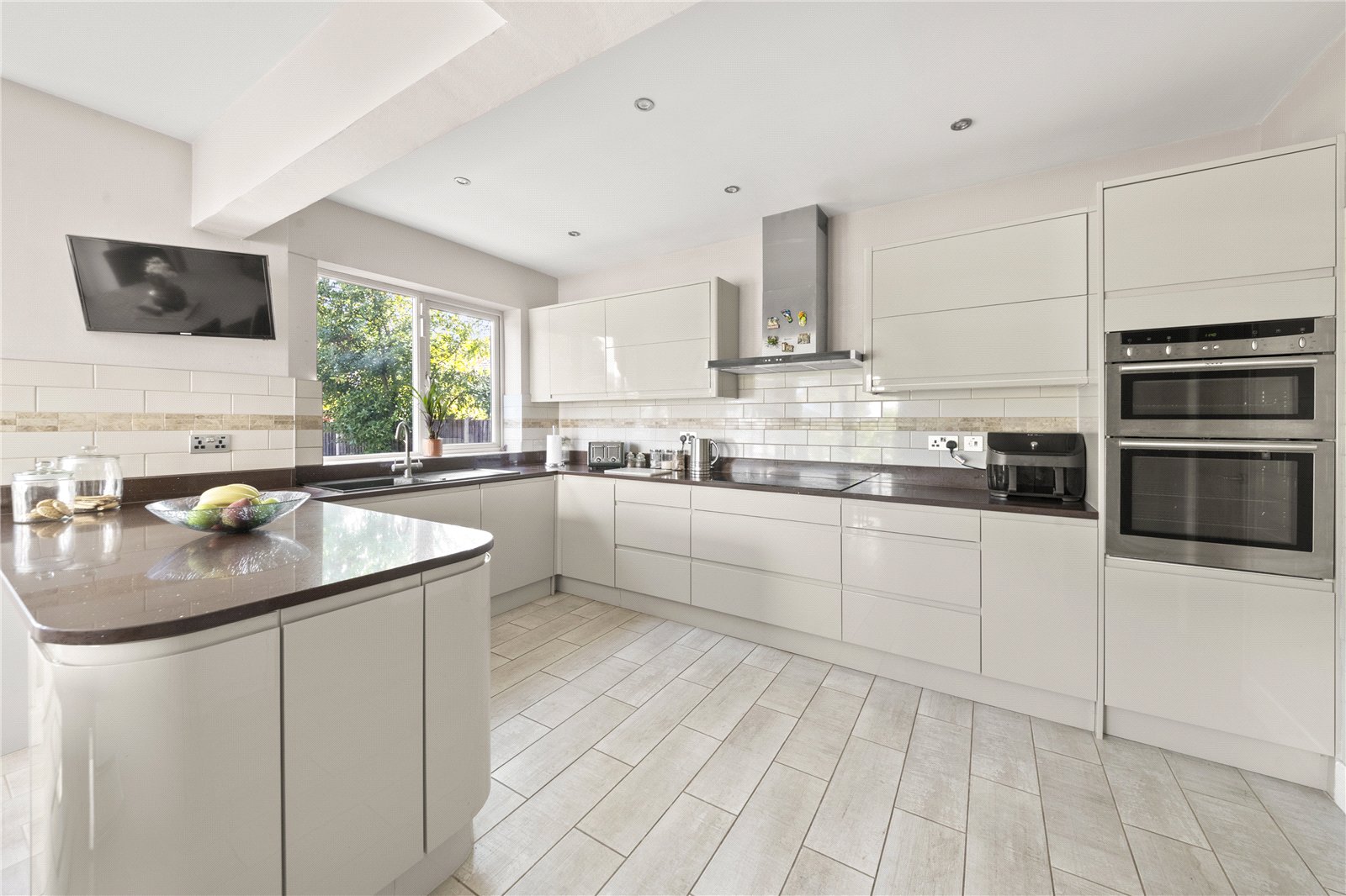 7 bedroom bungalow for sale 0