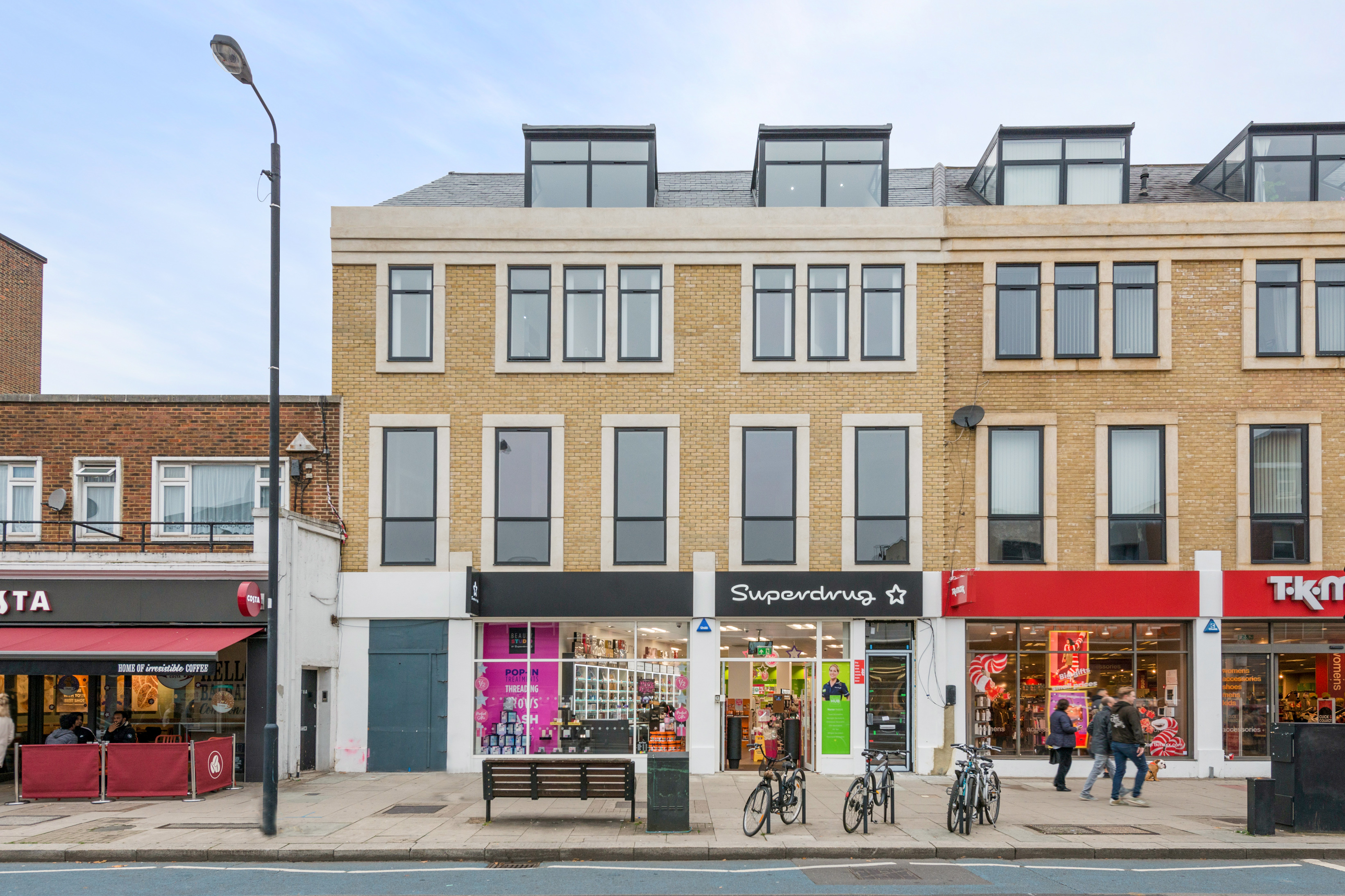 2 Bedrooms Flat to rent in Balham High Road, Balham, London SW12