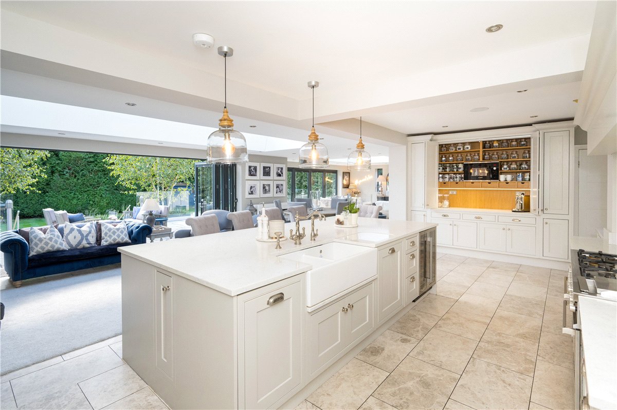 6 bedroom detached house for sale 0