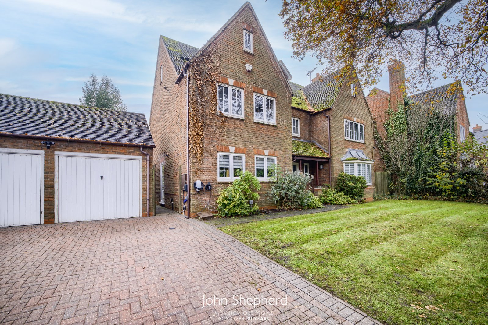 6 bedroom detached house for sale 0