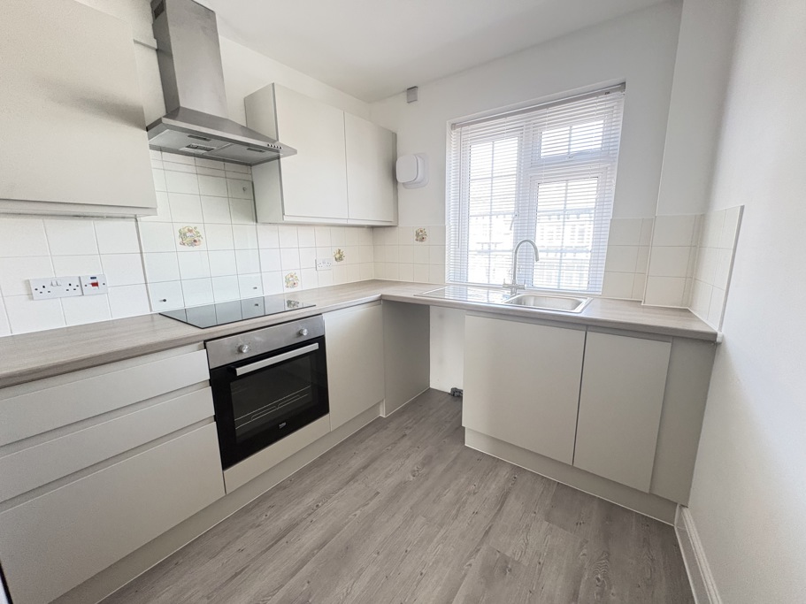 2B Russell Parade, Russell Hill Road, Purley photo 4