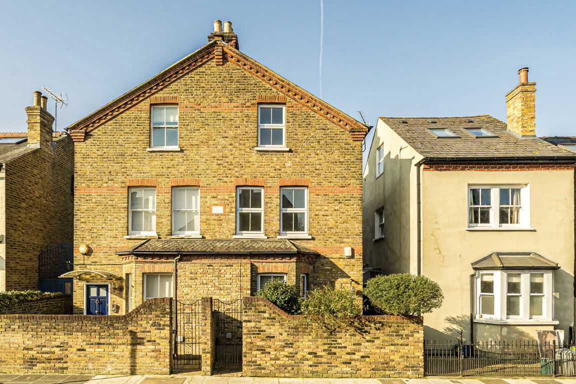 4 bedroom semi-detached house for sale 0