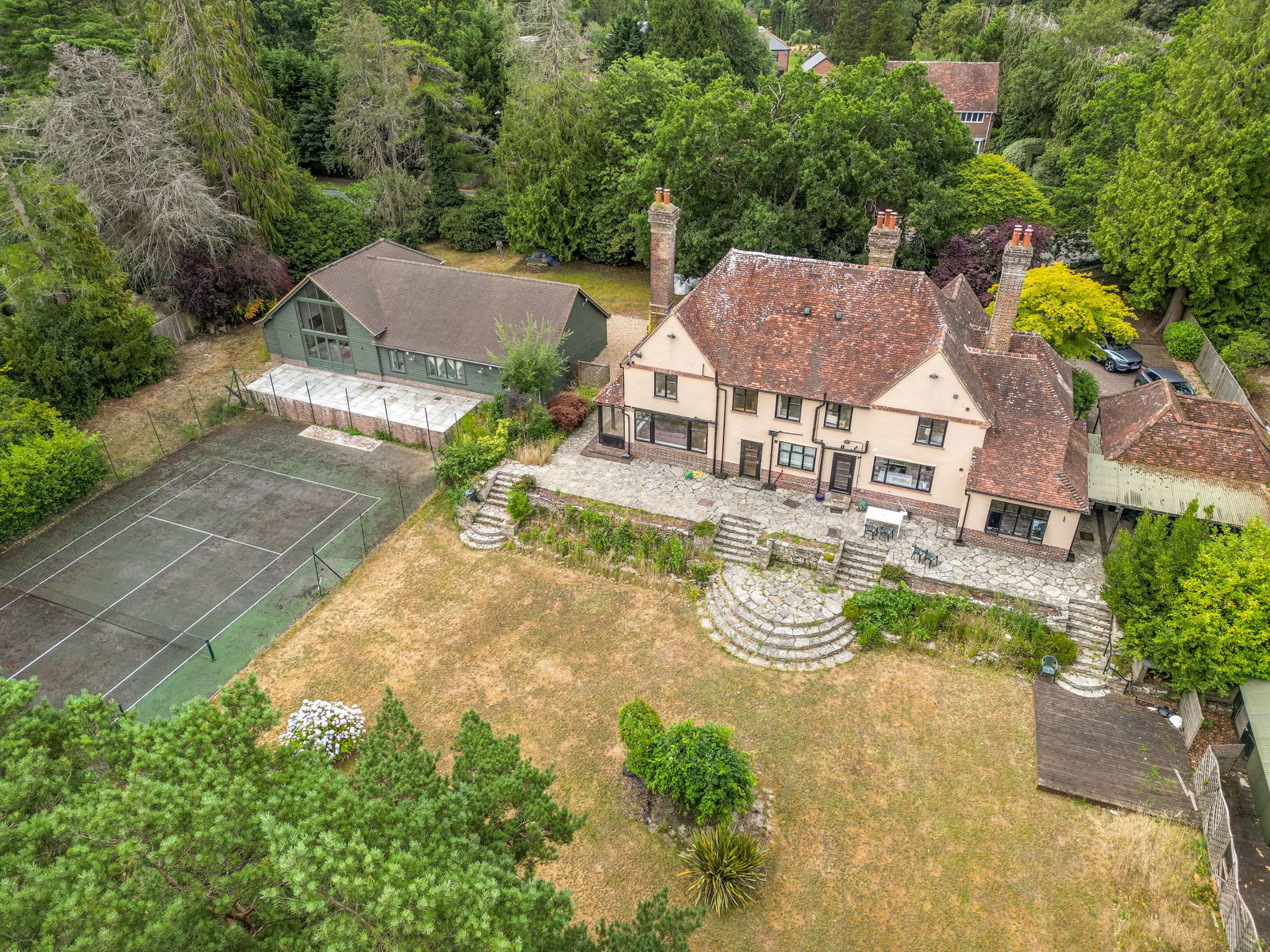 6 bedroom detached house for sale 0