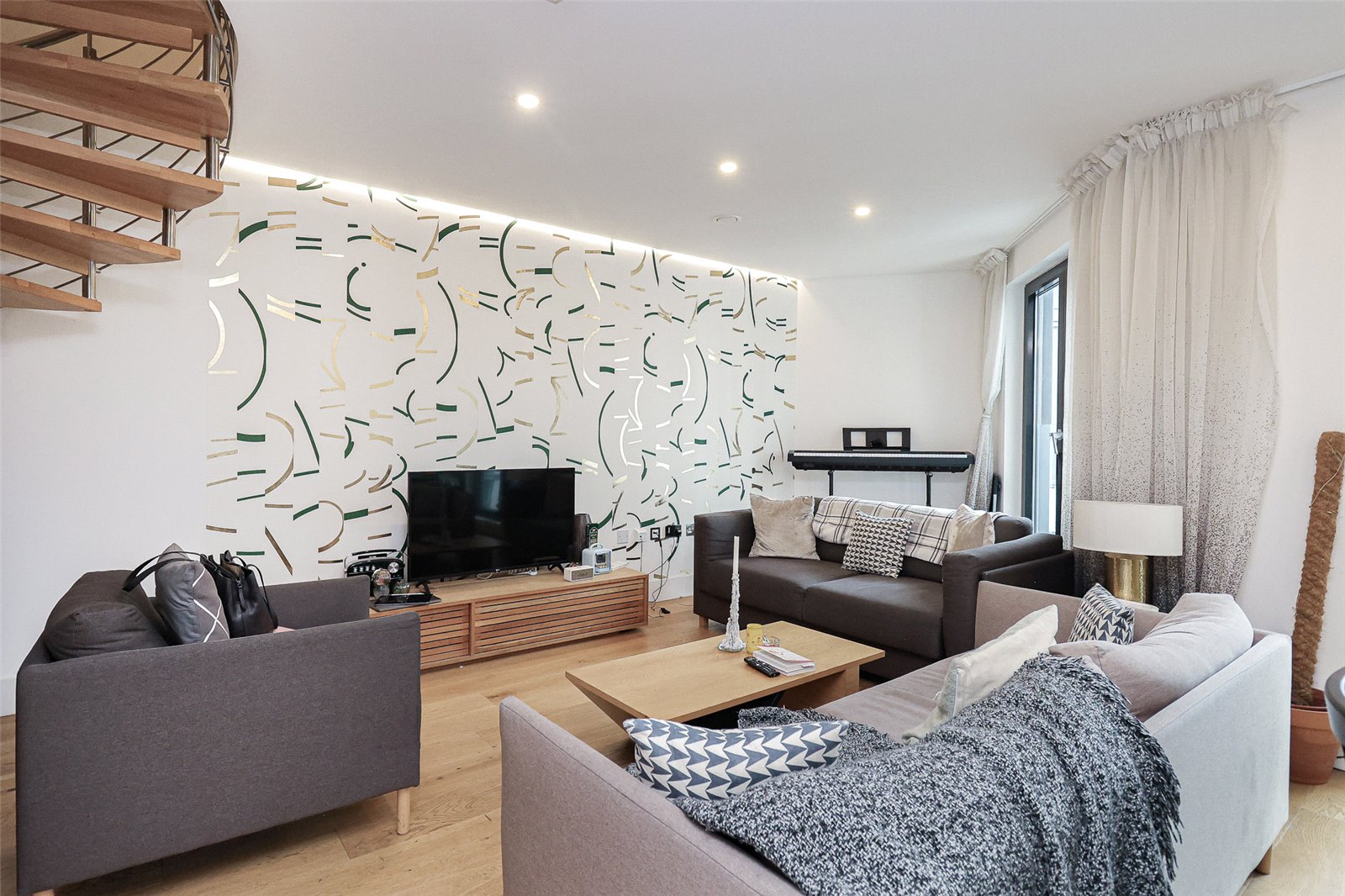 3 bedroom flat for sale 0