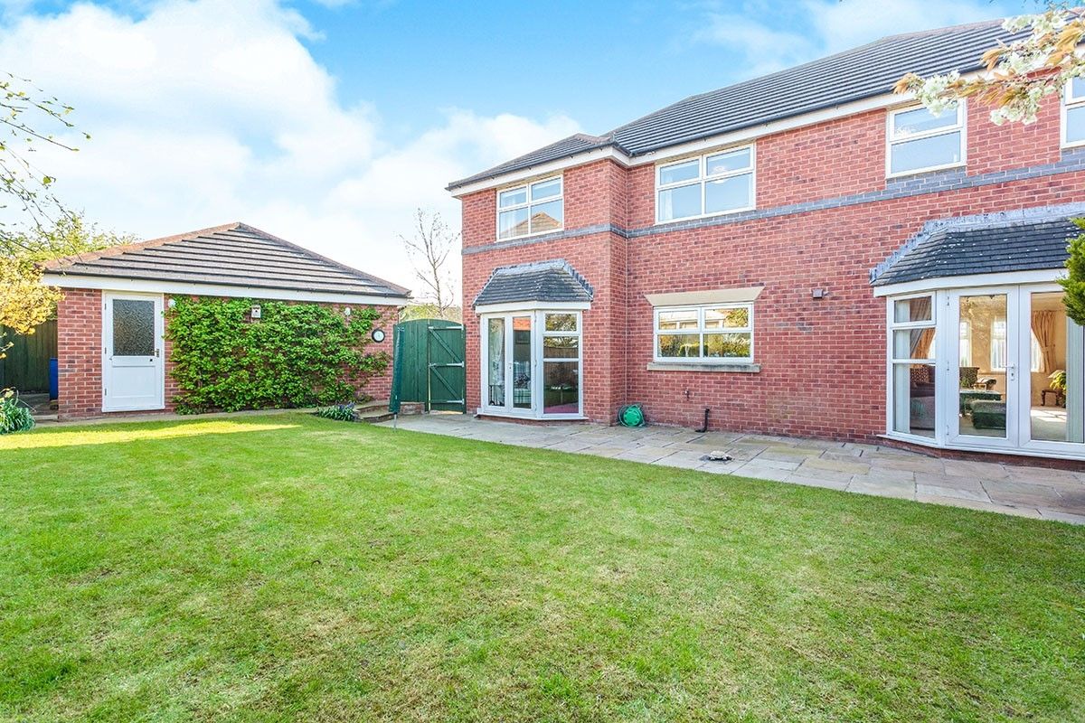 5 Bedrooms Detached house for sale in Towbreck Gardens, Poulton-Le-Fylde FY6