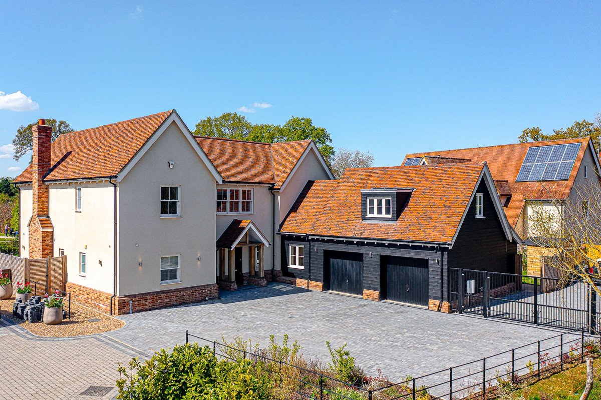 5 bedroom detached house for sale 0