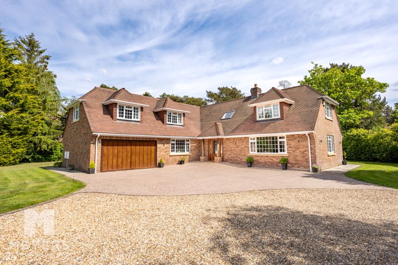 5 bedroom detached house for sale 0