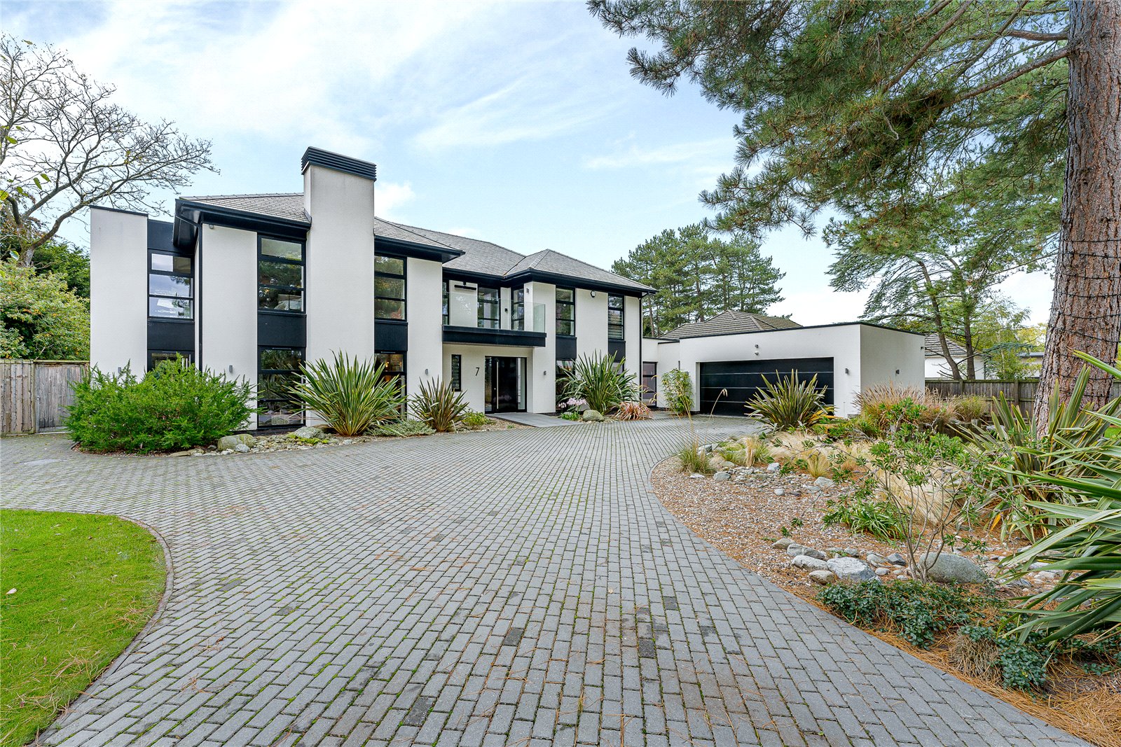 5 bedroom detached house for sale 0