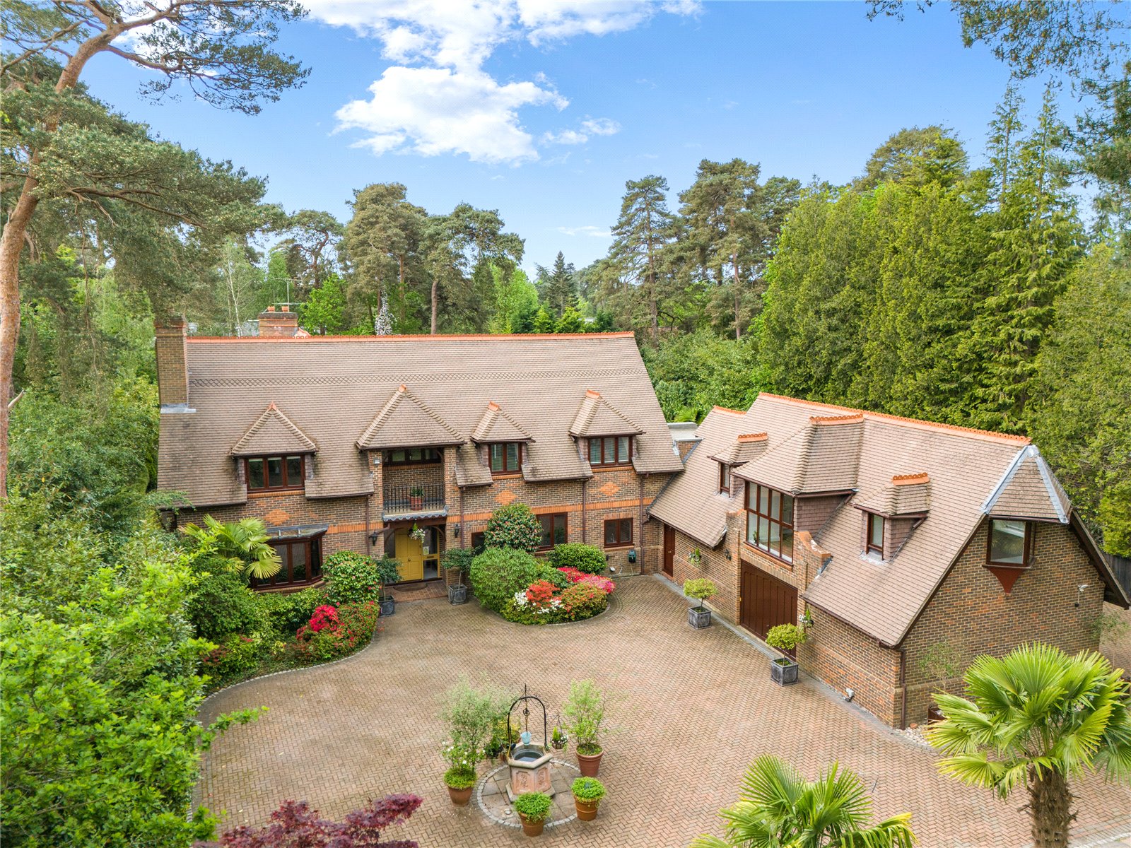 6 bedroom detached house for sale 0