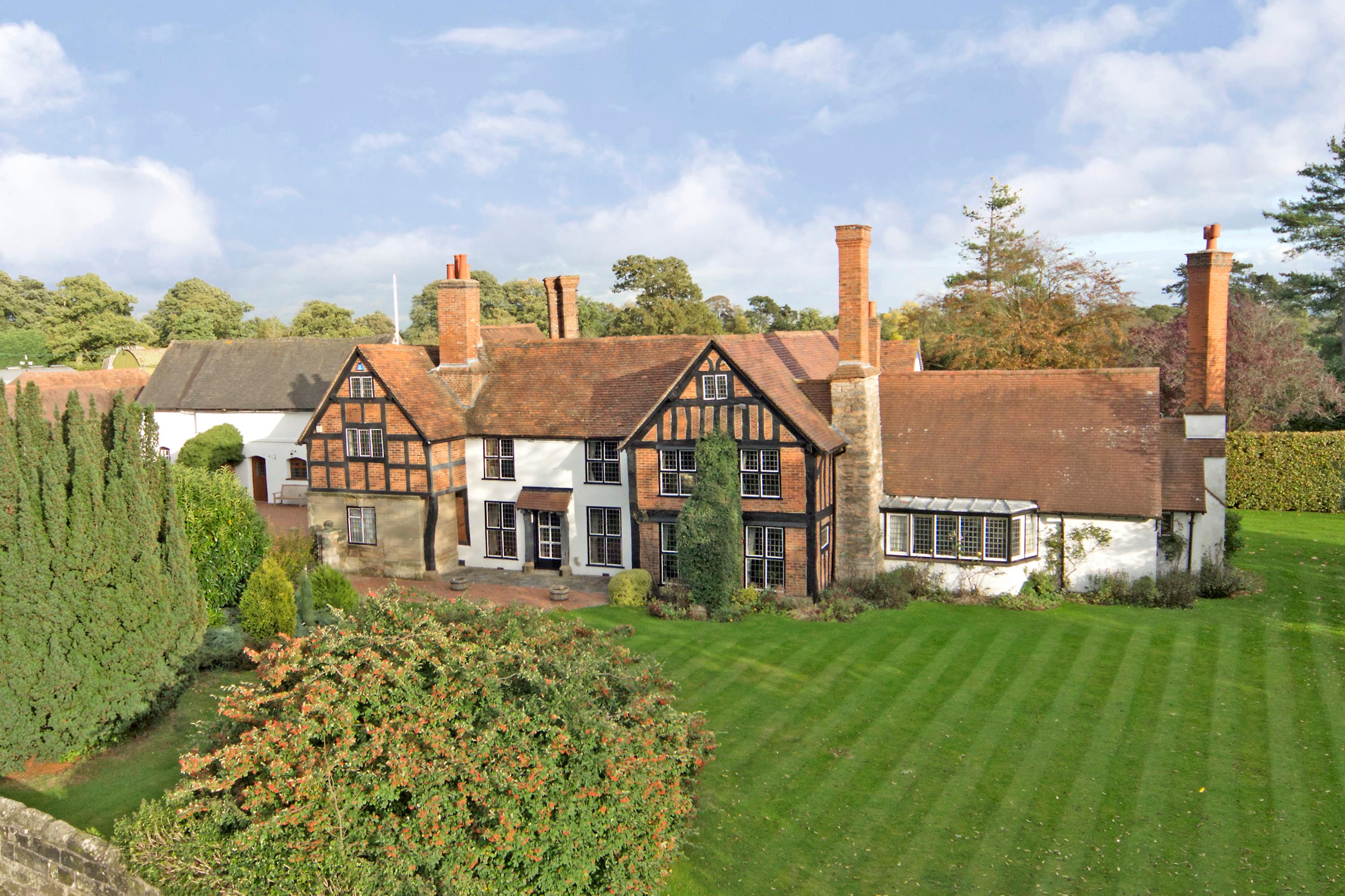 6 bedroom detached house for sale 0