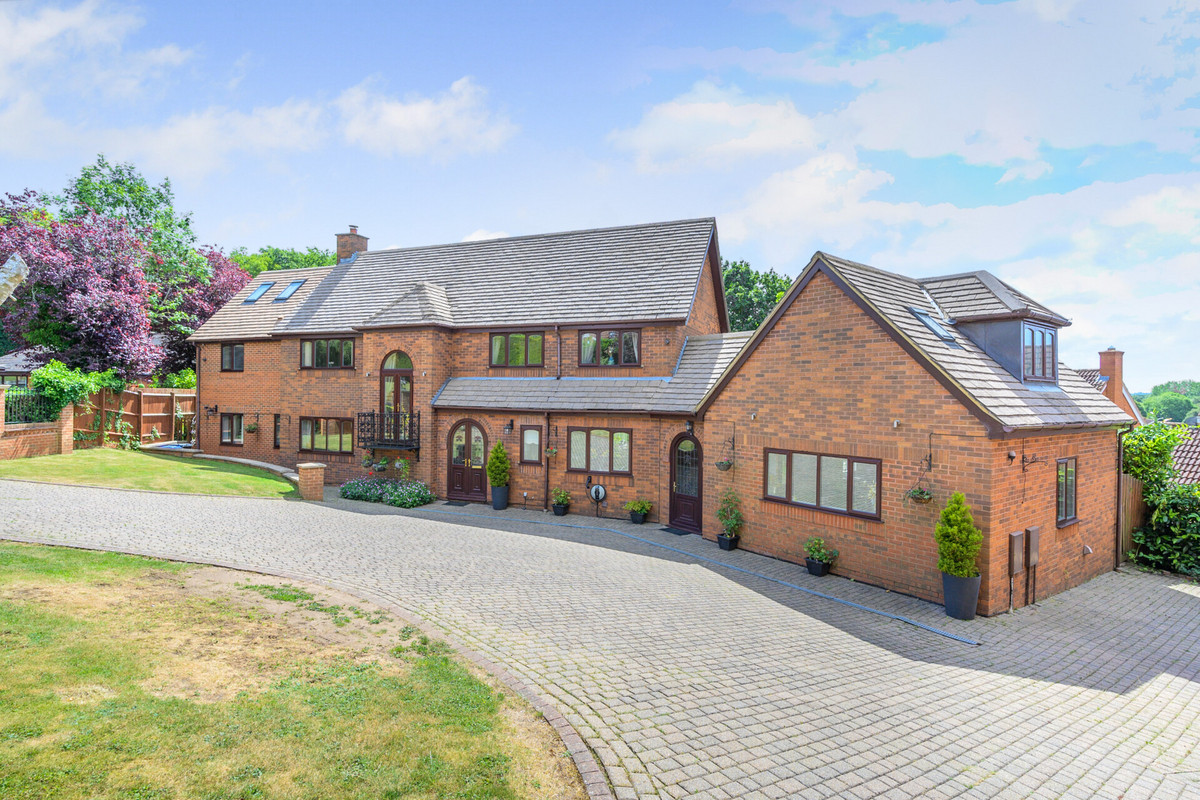 6 bedroom detached house for sale 0