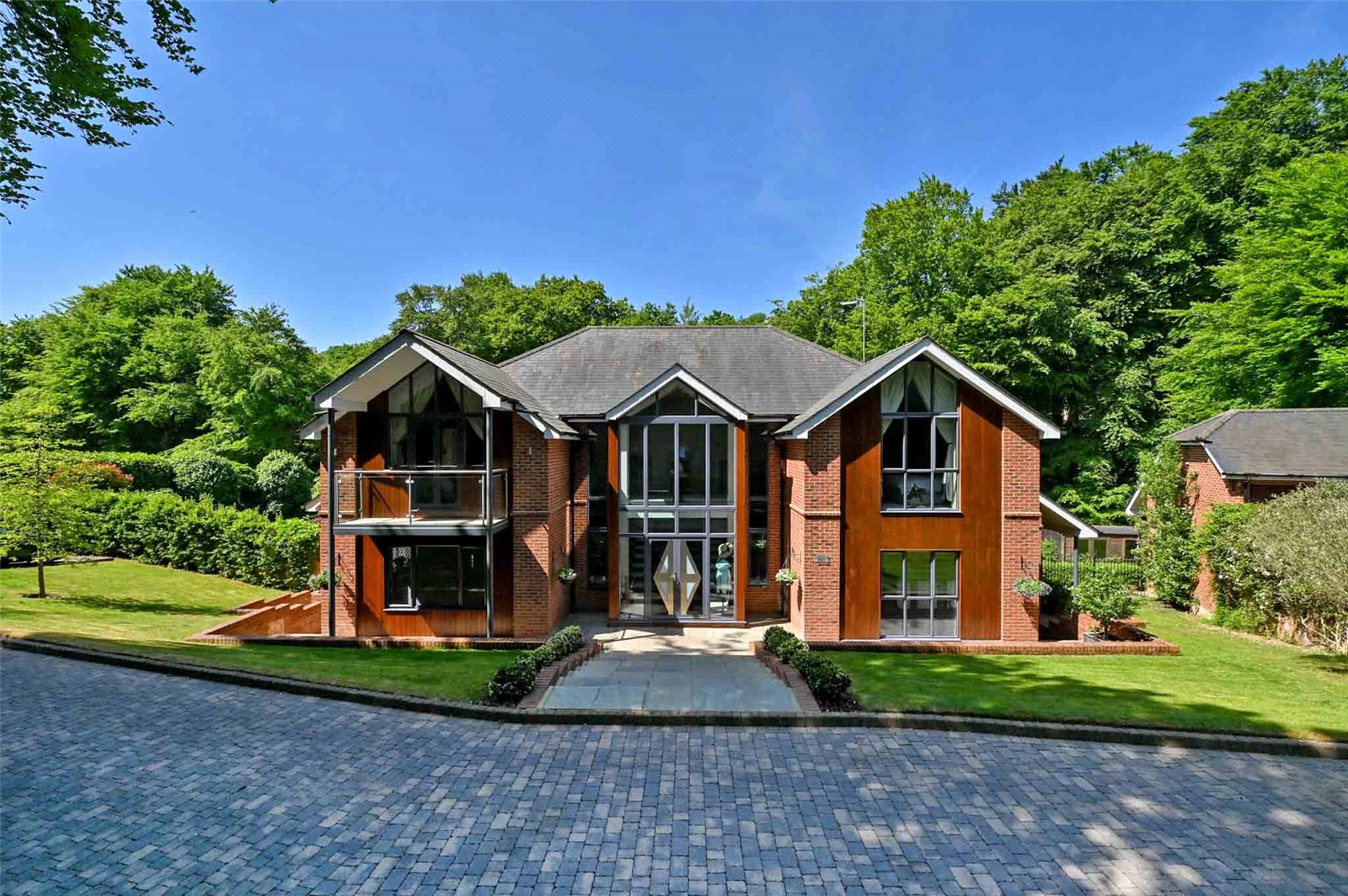 5 bedroom detached house for sale 0