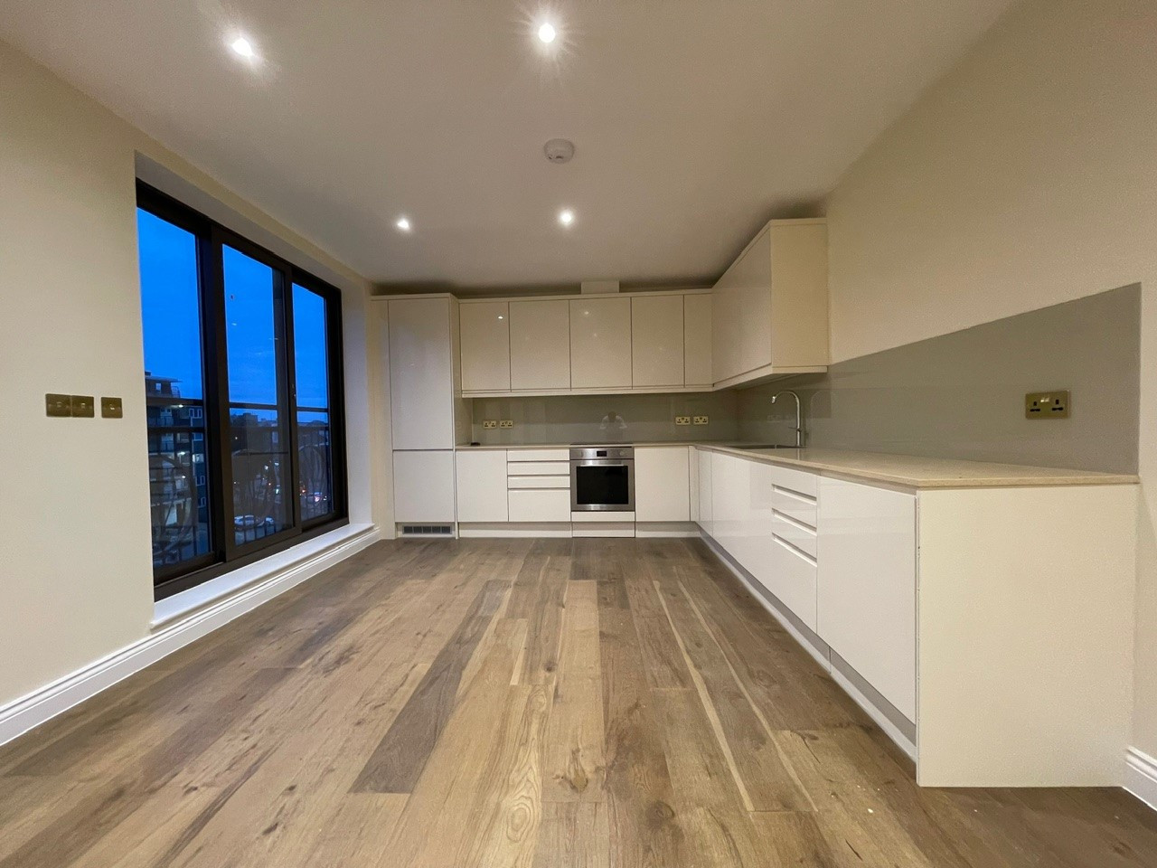 3-bed flat on Flat 5, King Court, London, £3,250/mo